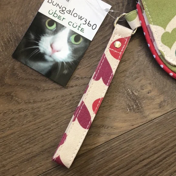 Bungalow 360 Women's Cotton Canvas Heart Wristlet - New with Tags - Picture 4 of 9